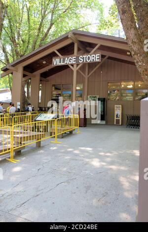 Barrieren für die Aufrechterhaltung der sozialen Distanz außerhalb des Village Store im Yosemite Village, Yosemite National Park in Kalifornien; Coronavirus Pandemie. Stockfoto