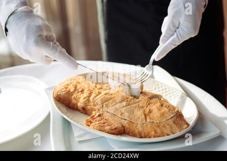 Seebarsch in schwarzem Salz auf dem weißen Tisch gebacken Stockfoto