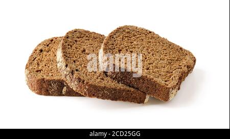 Drei rechteckige Scheiben frisches Roggenbrot isoliert auf weißem Hintergrund. Kalorienarmes Vollkorn-Sauerteig-Brot. Backen von Teig und gesunde Ernährung. Stockfoto