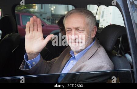 Bild zeigt: Jeremy Corbyn verlässt heute sein Haus in London, um die Labour Party Conference in Brighton mit seiner Frau Laura Alvarez zu besuchen. Bild von Gavin Stockfoto