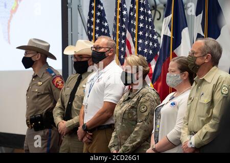 Austin, Texas, USA. August 2020. Staatsbeamte hören zu, während Gouverneur Greg Abbott (nicht gezeigt) die Medien über die Vorbereitungen von Texas auf den Hurrikan Laura informiert, der am Donnerstag im Osten von Texas und an der Küste von Louisiana landen soll. Abbott mobilisierte Hunderte von staatlichen Ressourcen, da Texaner sich an die extremen Schäden erinnern, die der Hurrikan Harvey 2017 angerichtet hatte. Quelle: Bob Daemmrich/ZUMA Wire/Alamy Live News Stockfoto