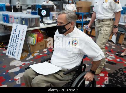 Austin, Texas, USA. August 2020. Gouverneur Greg Abbott (nicht abgebildet) gibt sich eine Gesichtsmaske, während er Staatsbeamte über die Vorbereitungen von Texas auf den Hurrikan Laura informiert, der am Donnerstag im Osten von Texas und an der Küste von Louisiana landen soll. Abbott mobilisierte Hunderte von staatlichen Ressourcen, da Texaner sich an die extremen Schäden erinnern, die der Hurrikan Harvey 2017 angerichtet hatte. Quelle: Bob Daemmrich/ZUMA Wire/Alamy Live News Stockfoto