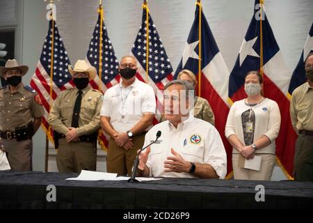 Austin, Texas, USA. August 2020. Gouverneur Greg Abbott (nicht abgebildet) gibt sich eine Gesichtsmaske, während er Staatsbeamte über die Vorbereitungen von Texas auf den Hurrikan Laura informiert, der am Donnerstag im Osten von Texas und an der Küste von Louisiana landen soll. Abbott mobilisierte Hunderte von staatlichen Ressourcen, da Texaner sich an die extremen Schäden erinnern, die der Hurrikan Harvey 2017 angerichtet hatte. Quelle: Bob Daemmrich/ZUMA Wire/Alamy Live News Stockfoto