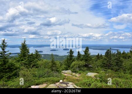 Der Blick auf Bar Harbor von der Spitze des Cadillac Berg im Acadia National Park Stockfoto