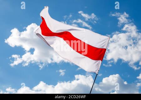 Neue weißrot-weiße Flagge von Belarus. Protest und historische authentische Flagge Stockfoto