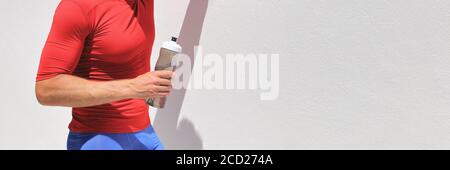 Fitness-Mann Trinkwasser aus Sport-Plastikflasche während des Laufens Cardio-Training. Crop des Sportlers Körper auf weißem Hintergrund, Panorama-Banner. Stockfoto