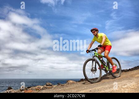 Mountainbike Sport Mann Reiten MTB Fahrrad. Radfahren Fitness-Athlet Radfahrer auf Bergpfad im Sommer im Freien. Sport Gesundheit Lifestyle. Stockfoto