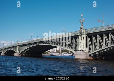 Historische geschmiedete Brücke verziert über dem Fluss Neva in Sankt Petersburg An sonnigen Tag Stockfoto