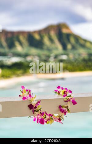 Hawaii Reise Hintergrund. Hawaiian lei Blumenkette im Ferienresort für luau Hula Party mit Waikiki Strand Honolulu Berglandschaft. Echt Stockfoto