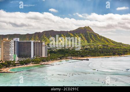 Hawaii Urlaub Reise Luftaufnahme von Waikiki Strand und Honolulu Stadt mit Diamond Head Berg im Hintergrund. Stadtlandschaft für USA Reise Sommer Stockfoto