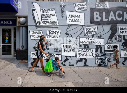 New York, New York, USA. August 2020. Ein Fußgänger geht an einem Black Lives Matter Mural in Black and White nahe Union Square in New York, New York, vorbei. Am 25. August ist der 90. Tag seit der Ermordung von George Floyd und der weltweiten Bewegung der Protestanten von Black Lives Matter. Am 28. August findet IN Washington, DC, EIN nationaler Marsch für George Floyd statt. Kredit: Brian Branch Price/ZUMA Wire/Alamy Live Nachrichten Stockfoto