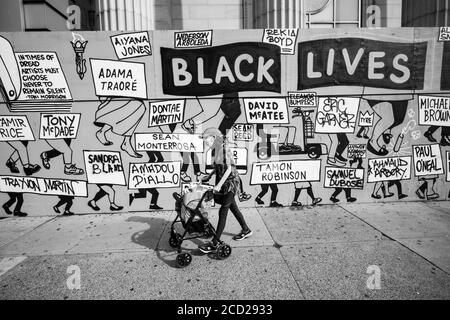 New York, New York, USA. August 2020. Ein Fußgänger geht an einem Black Lives Matter Mural in Black and White nahe Union Square in New York, New York, vorbei. Am 25. August ist der 90. Tag seit der Ermordung von George Floyd und der weltweiten Bewegung der Protestanten von Black Lives Matter. Am 28. August findet IN Washington, DC, EIN nationaler Marsch für George Floyd statt. Kredit: Brian Branch Price/ZUMA Wire/Alamy Live Nachrichten Stockfoto