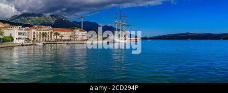 Tivat, Montenegro - 31. Mai 2019: Panoramablick auf die Adria, Luxus-Wohnhäuser und Hochschiff Jadran im Hafen im Sommer vertäut Stockfoto