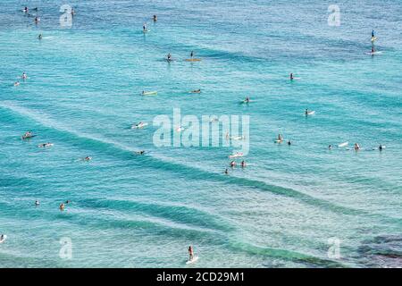 Luftaufnahme von Strandurlaub Hawaii Urlaub mit Surfern Menschen schwimmen im blauen Ozean Wasser Surfen auf Wellen mit Surfbrettern, sup paddeln Stockfoto