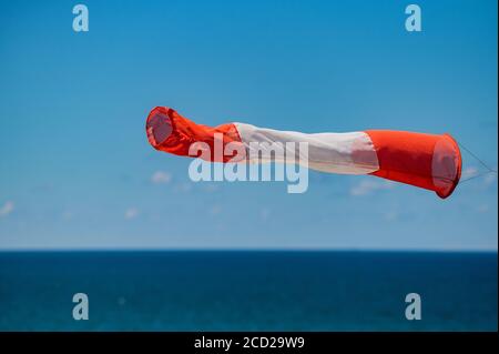 Rot-weiße Windsack auf einem Hintergrund von blauem Himmel Stockfoto