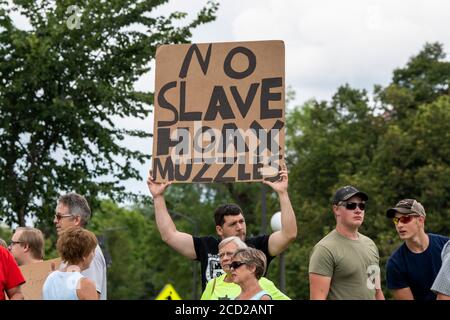 St. Paul, Minnesota. Protestieren Sie, um Minnesota zu entlarven. Demonstranten, die keine Masken tragen, sammeln sich, um die vom Gouverneur Walz vorgeschriebene Maskenabnutzung aufzuheben Stockfoto