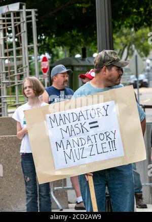 St. Paul, Minnesota. Protestieren Sie, um Minnesota zu entlarven. Demonstranten, die keine Masken tragen, sammeln sich, um die vom Gouverneur Walz vorgeschriebene Maskenabnutzung aufzuheben Stockfoto