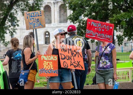 St. Paul, Minnesota. Protestieren Sie, um Minnesota zu entlarven. Demonstranten, die keine Masken tragen, sammeln sich, um die vom Gouverneur Walz vorgeschriebene Maskenabnutzung aufzuheben Stockfoto