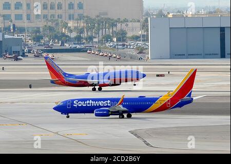 Las Vegas, Nevada, USA. Januar 2015. Am McCarran International Airport fahren am 12. Januar 2015 in Las Vegas, Nevada, zwei Southwest Airlines-Taxis aneinander vorbei. Quelle: David Becker/ZUMA Wire/Alamy Live News Stockfoto