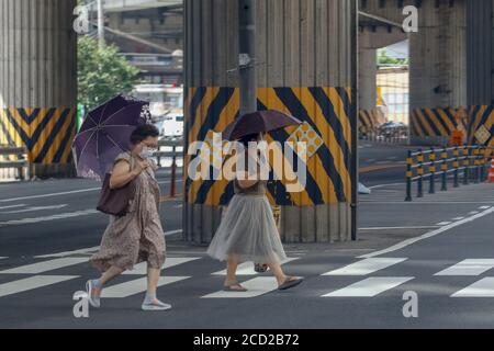 Seoul, Kor. August 2020. Aug 25, 202-Seoul, Südkorea-EINE zwei Frauen getragene Maske mit Spaziergang vorbei zum Crosswalk an Outskirt in Seoul, Südkorea. Die Zahl der täglichen neuen Coronavirus-Fälle in Südkorea blieb unter 300 für den zweiten Tag in Folge Dienstag, aber die Gesundheitsbehörden warnten, dass das Land am Rande einer landesweiten Pandemie aufgrund der anhaltenden Kirche verbundenen Virusübertragungen und eine wachsende Zahl von Patienten mit unbekannten Infektionswege. Das Land meldete 280 neue COVID-19-Fälle, darunter 264 lokale Infektionen, was die Gesamtfallmenge auf 17,945 erhöht, so der Kor Stockfoto