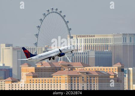 Las Vegas, Nevada, USA. Januar 2015. Ein Flugzeug der Delta Air Lines - Boeing 767 - fährt am Las Vegas Strip vorbei, nachdem es am 12. Januar 2015 in Las Vegas, Nevada, vom McCarran International Airport abgeflogen ist. Quelle: David Becker/ZUMA Wire/Alamy Live News Stockfoto