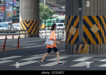 Seoul, Kor. August 2020. Aug 25, 202-Seoul, Südkorea-Frauen tragen Maske mit Spaziergang vorbei zum Crosswalk an Outskirt in Seoul, Südkorea. Die Zahl der täglichen neuen Coronavirus-Fälle in Südkorea blieb unter 300 für den zweiten Tag in Folge Dienstag, aber die Gesundheitsbehörden warnten, dass das Land am Rande einer landesweiten Pandemie aufgrund der anhaltenden Kirche verbundenen Virusübertragungen und eine wachsende Zahl von Patienten mit unbekannten Infektionswege. Das Land meldete 280 neue COVID-19-Fälle, darunter 264 lokale Infektionen, was die Gesamtfallmenge nach Angaben des Korea Cen auf 17,945 erhöht Stockfoto