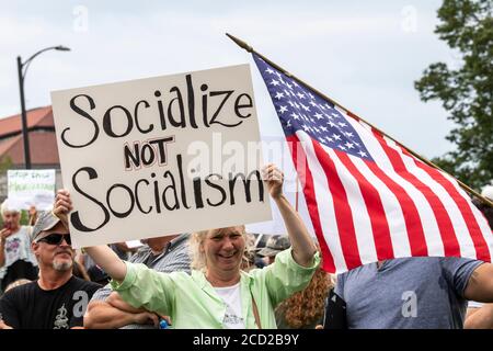 St. Paul, Minnesota. Protestieren Sie, um Minnesota zu entlarven. Demonstranten, die keine Masken tragen, sammeln sich, um die vom Gouverneur Walz vorgeschriebene Maskenabnutzung aufzuheben Stockfoto