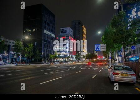 Seoul, Kor. August 2020. Aug 25, 202-Seoul, Südkorea-EIN Blick auf Gangnam Bezirk in Seoul, Südkorea. Die Zahl der täglichen neuen Coronavirus-Fälle in Südkorea blieb unter 300 für den zweiten Tag in Folge Dienstag, aber die Gesundheitsbehörden warnten, dass das Land am Rande einer landesweiten Pandemie aufgrund der anhaltenden Kirche verbundenen Virusübertragungen und eine wachsende Zahl von Patienten mit unbekannten Infektionswege. Das Land meldete 280 neue COVID-19-Fälle, darunter 264 lokale Infektionen, was die Gesamtfallmenge auf 17,945 erhöht, laut den Korea Centers for Disease Control and PR Stockfoto