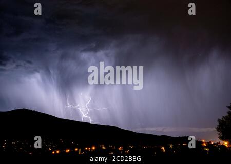 Heftige Blitze und heftige Regenfälle in einer Sommernacht in Steamboat Springs, Colorado. Stockfoto