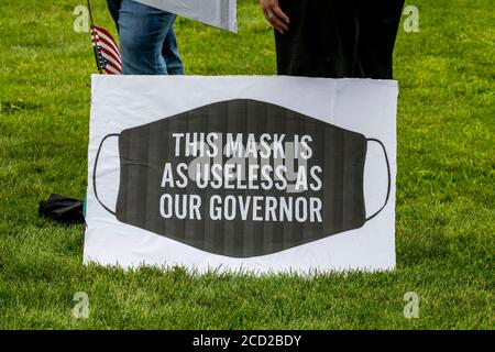 St. Paul, Minnesota. Protestieren Sie, um Minnesota zu entlarven. Demonstranten, die keine Masken tragen, sammeln sich, um die vom Gouverneur Walz vorgeschriebene Maskenabnutzung aufzuheben Stockfoto