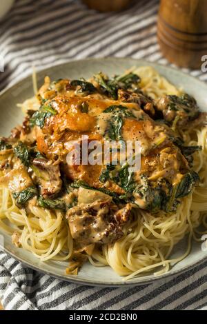 Hausgemachte cremige italienische toskanische Huhn mit Spinat und Pasta Stockfoto