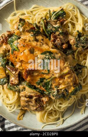 Hausgemachte cremige italienische toskanische Huhn mit Spinat und Pasta Stockfoto