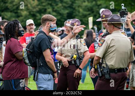 St. Paul, Minnesota. Protestieren Sie, um Minnesota zu entlarven. Polizei brechen Konfrontation zwischen Zähler Demonstranten tragen Masken und die unmaskieren Minnesota pro Stockfoto