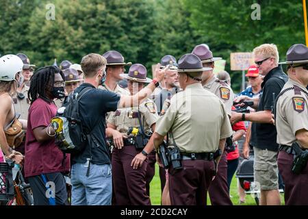 St. Paul, Minnesota. Protestieren Sie, um Minnesota zu entlarven. Polizei brechen Konfrontation zwischen Zähler Demonstranten tragen Masken und die unmaskieren Minnesota pro Stockfoto