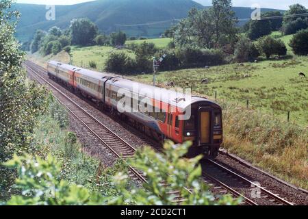 Edale, Großbritannien - 1. August 2020: Ein Personenzug mit EMR (East Midlands Railway) durch Edale nach Sheffield Richtung. Stockfoto