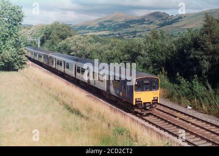 Edale, Großbritannien - 1. August 2020: Ein Personenzüge-Betrieb mit Northern Trains für den Nahverkehr durch Edale nach Manchester Richtung. Stockfoto