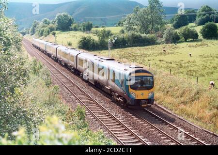 Edale, Großbritannien - 1. August 2020: Ein Express-Personenzug mit TPE (TransPennine Express) durch Edale nach Sheffield Richtung. Stockfoto