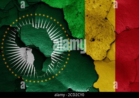 Flaggen der Afrikanischen Union und Mali auf rissige Wand gemalt Stockfoto