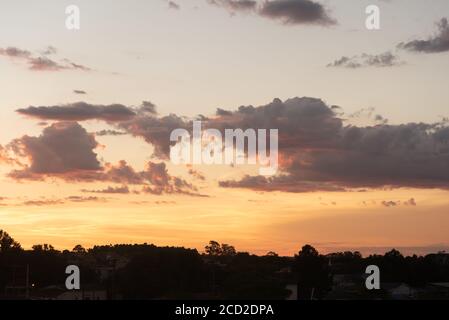 Die eisigen Morgendämmerung in den Bergen von Jaguari, Ortschaft Chapadão, RS, Brasilien. Morgen intensiver Nebel und die Sonne am Horizont. Weinregion und Stockfoto