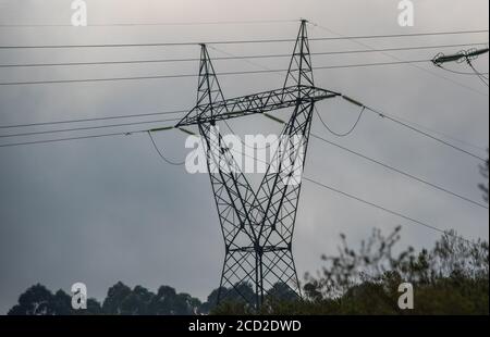 Stromübertragungstürme. Morgendämmerung im Süden Brasiliens. Energieinfrastruktur. Stromleitungen. Ländliche Landschaft im Morgengrauen. Stockfoto