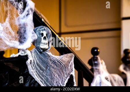 Das Skull / Skelett Modell ist in halloween Party dekoriert. Stockfoto