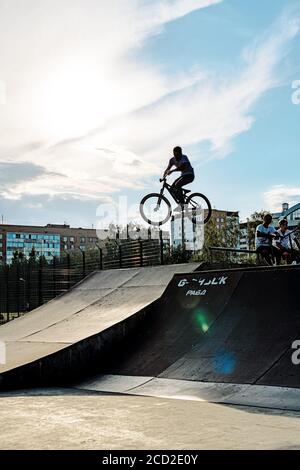 BMX Stunt vertikal. Ein Profi-Radfahrer Extreme Radfahrkonzept. Dert springen. BMX Vertikal-Barspin-Sprung. BMX Freestyle Vert Stunt. Halframp. Set Von Skatepark Element Stockfoto