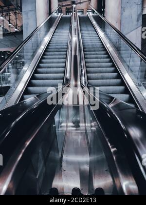 Vertikale Low-Angle-Aufnahme von modernen Rolltreppen Stockfoto