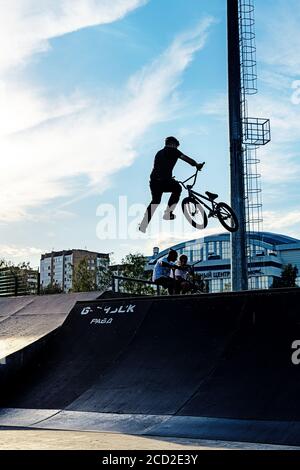 BMX Stunt vertikal. Ein Profi-Radfahrer Extreme Radfahrkonzept. Dert springen. BMX Vertikal-Barspin-Sprung. BMX Freestyle Vert Stunt. Halframp. Set Von Skatepark Element Stockfoto