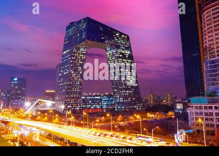 Peking, China - Jan 12 2020: Das CCTV-Hauptquartier im CMG Guanghua Road Office-Bereich, fertiggestellt im Mai 2012, entworfen von Rem Koolhaas und Ole Sche Stockfoto