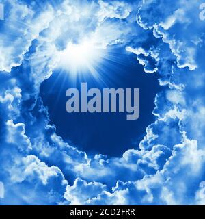 Schöner Himmel mit Wolken und Sonnenschein. Religion Konzept himmlischer Himmel Hintergrund. Göttlich strahlender Himmel, Licht. Sonniger Tag, Naturhintergrund Stockfoto