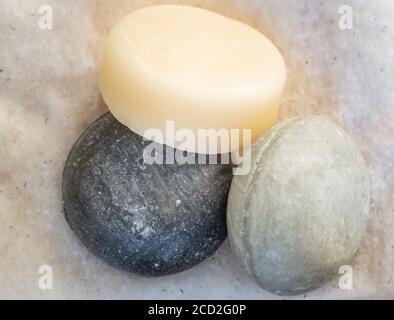 Solid Shampoo und Solid Conditioner Bars auf roher Baumwolloberfläche Stockfoto