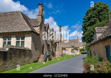 Snowshill Herrenhaus entlang der Hauptstraße im Sommer. Snowshill, Cotswolds, Gloucestershire, England Stockfoto