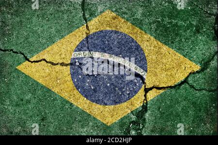 Grunge Land Flagge Illustration (rissiger Beton Hintergrund) / Brasilien Stockfoto