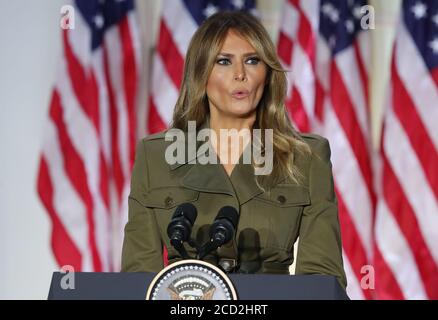 Washington, DC, USA. August 2020. US First Lady Melania Trump hält ihre Rede in der zweiten Nacht der Republikanischen Nationalversammlung, im Rosengarten im Weißen Haus in Washington, DC, USA, am 25. August 2020. Aufgrund der Coronavirus-Pandemie ist die Republikanische Partei für ihre Convention in ein Fernsehformat umgezogen.Quelle: Michael Reynolds/Pool via CNP Quelle: dpa/Alamy Live News Stockfoto